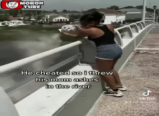 Video: Because her boyfriend was unfaithful, she discards the mother's ashes!